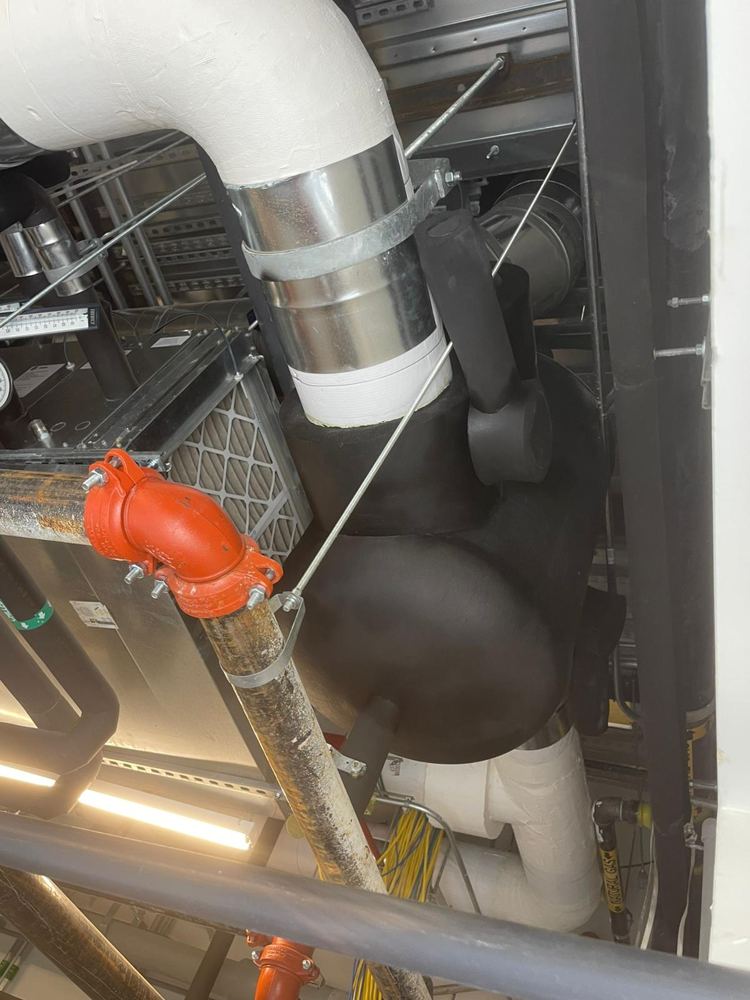 Air separator in elastomeric